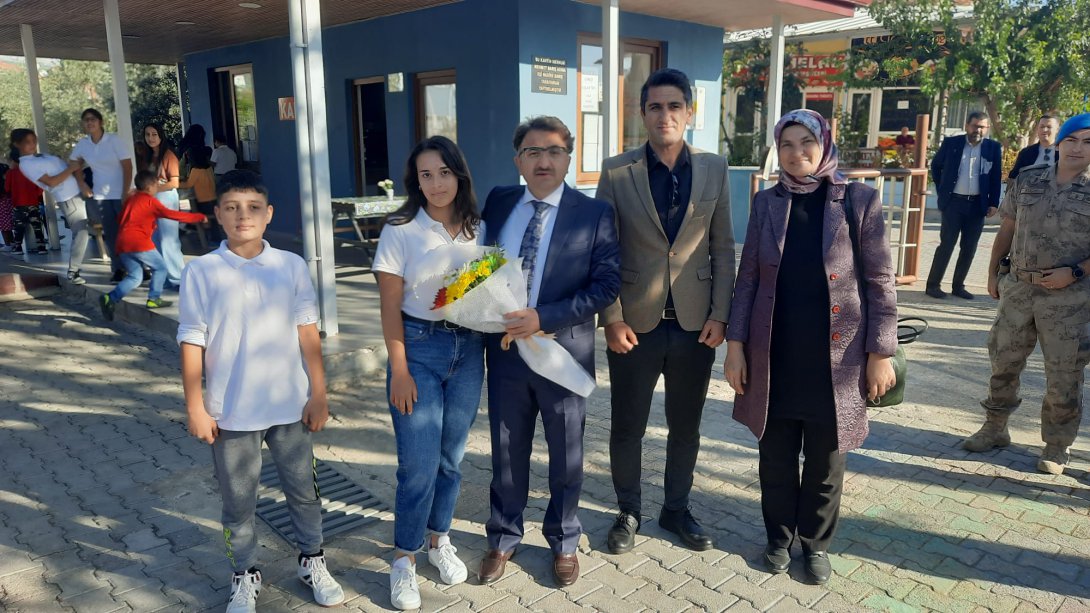 İlçe Kaymakamımız Sn Hüseyin ÇAM ve İlçe Milli Eğitim Müdürümüz Sn Semra BEKAR, Tekirova Halit Narin İlkokulu ve Ortaokulu'nu Ziyaret Ettiler.