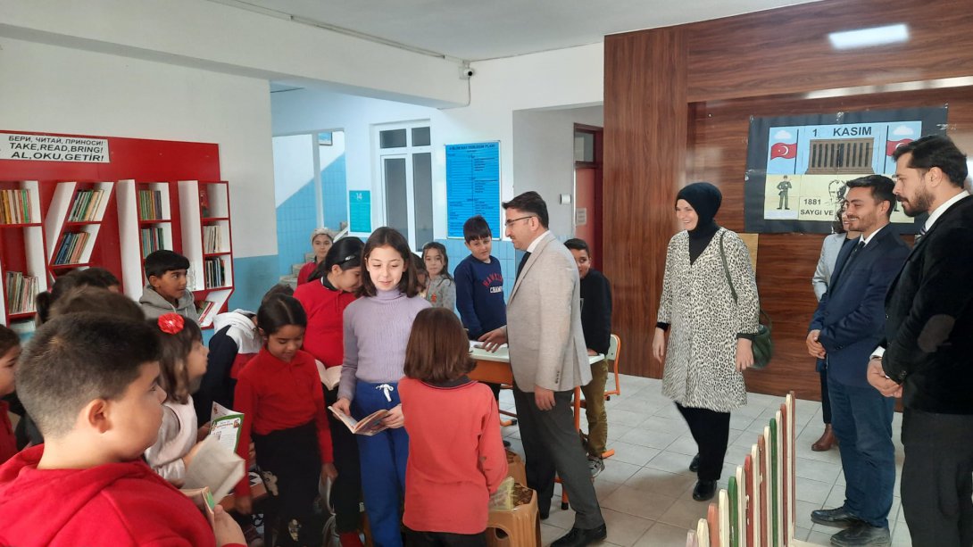 İlçe Kaymakamımız Sn Hüseyin ÇAM ve İlçe Milli Eğitim Müdürümüz Sn Semra BEKAR, Hacı Mehmet SAYGIN İlkokulu ve Kuzdere Kurs Merkezi'ni Ziyaret Etmişlerdir.