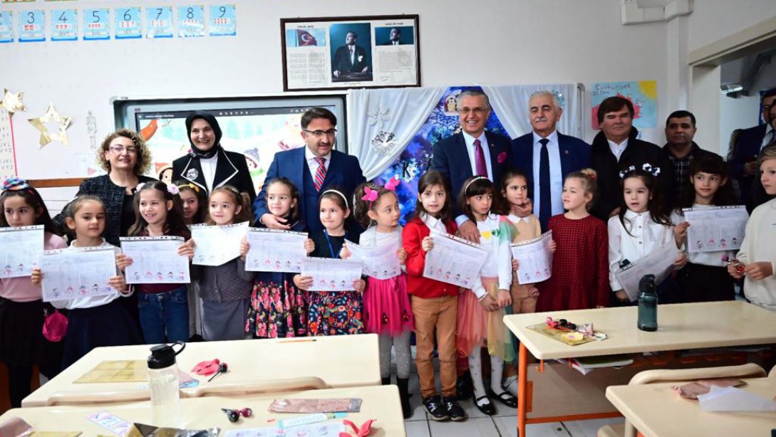 İlçe Kaymakamımız Sn. Hüseyin ÇAM ve İlçe Milli Eğitim Müdürümüz Sn. Semra BEKAR, Merkez İlkokulu'nda Düzenlenen Karne Dağıtım Törenine Katıldılar.
