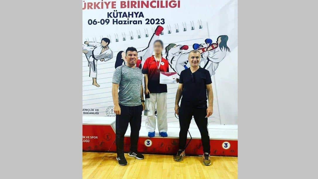 Kütahya'da Düzenlenen Okul Sporları Karate Gençler Türkiye Birinciliği Müsabakalarında Ünal AYSAL Anadolu Lisesi Türkiye Üçüncülüğü Başarısı Elde Etmiştir.
